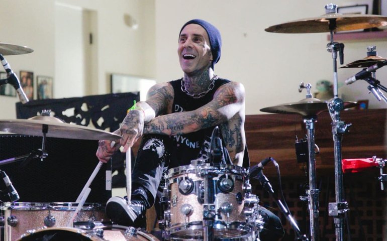 Travis Barker, baterista do Blink-182, é hospitalizado nos EUA