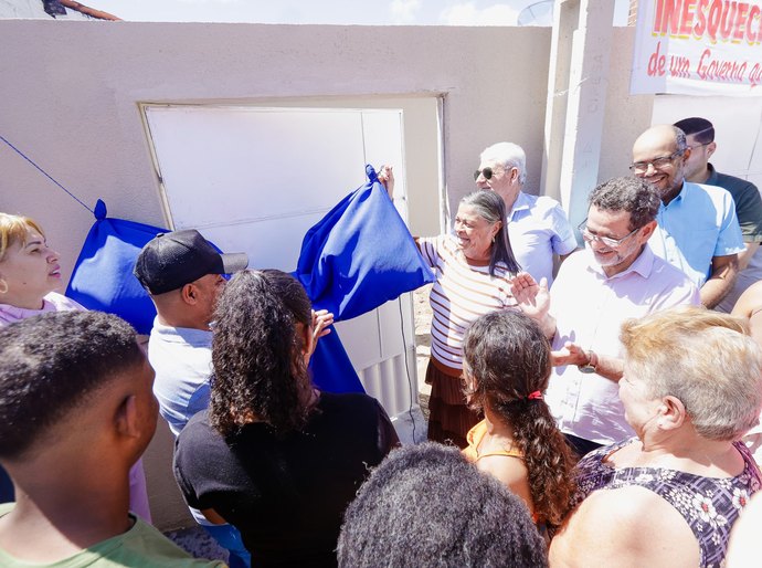 Palmeira: prefeita entrega nova casa para morador que teve residência destruída por incêndio