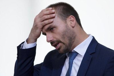 Mesa da Câmara cassa o mandato do deputado Eduardo Bolsonaro