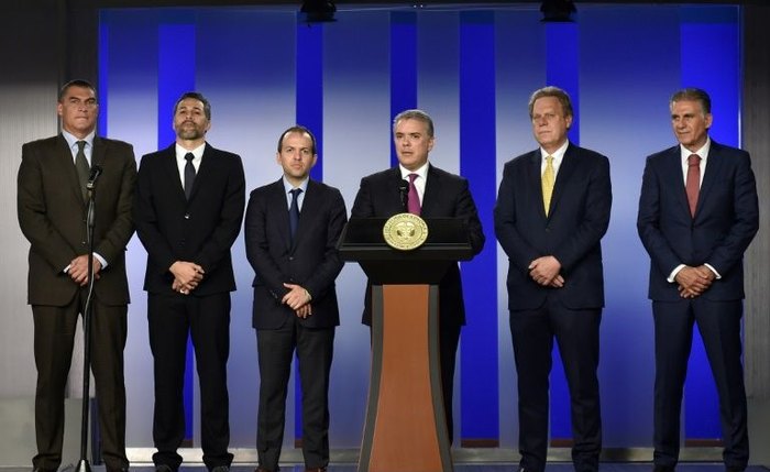 O presidente da Colômbia, Iván Duque (c), anuncia o apoio de seu governo à organização da Copa América no país