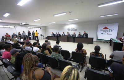Moradia Legal: Prefeito Cacau e Presidente do Tribunal da Justiça entregam mais de 70 escrituras para moradores