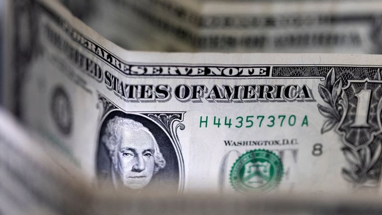 Dólar fica volátil em meio à cautela fiscal e apetite a risco externo
