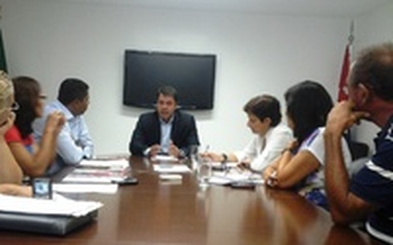 Marco Fireman discute habitação com movimentos sociais