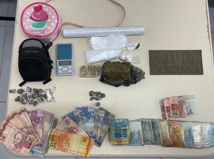 PM apreende arma e drogas durante ações no interior