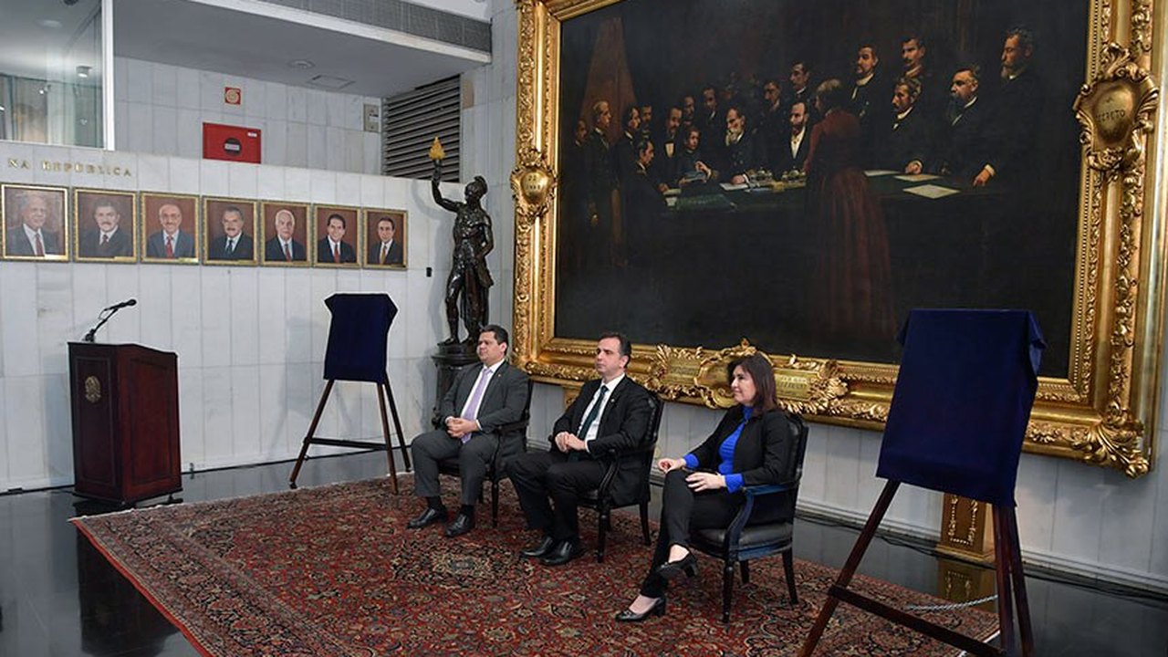 Galeria dos presidentes recebe novos quadros e obras danificadas no 8 de janeiro