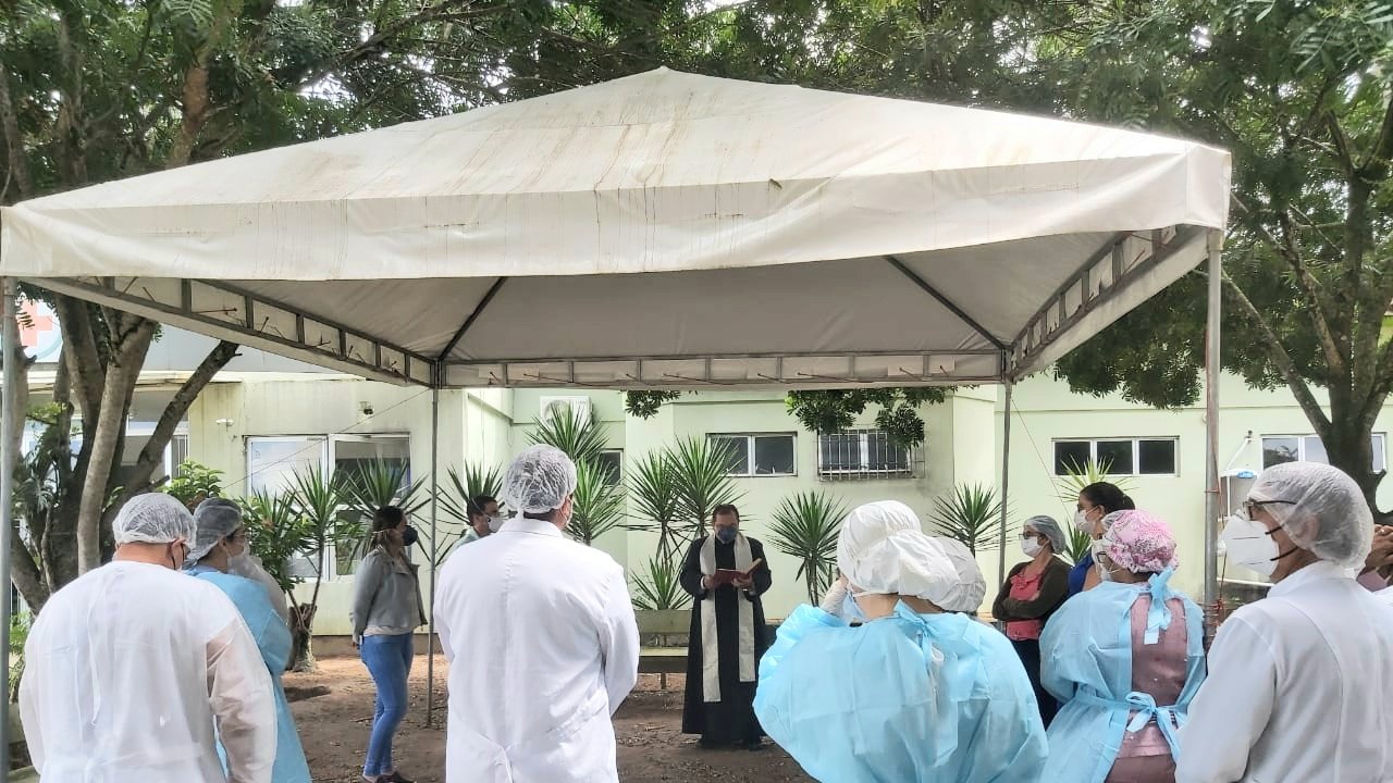 Padre leva bênçãos a pacientes e profissionais de saúde no HE do Agreste