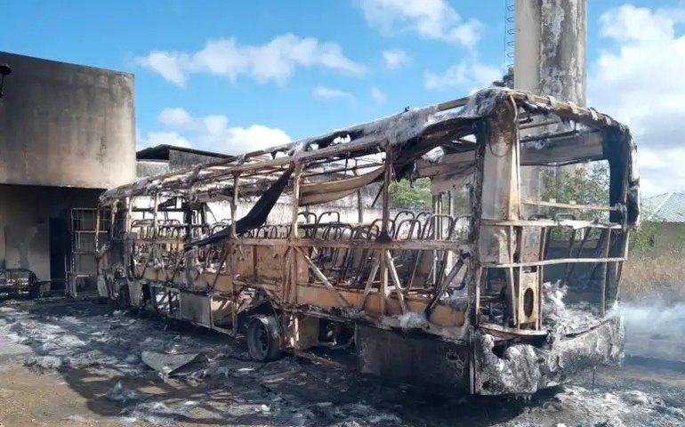 Ônibus escolar pega fogo em garagem da Prefeitura de Palmeira dos Índios