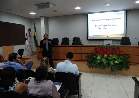 Secretaria de Turismo apresenta projeto de regionalização durante evento da AMA