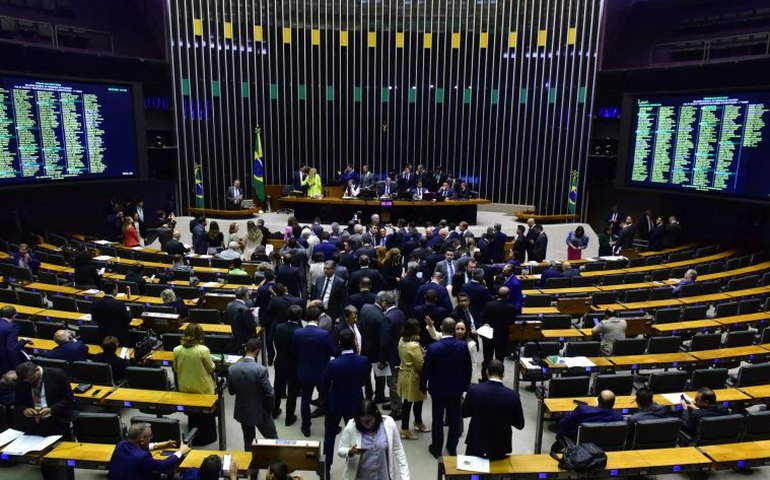 Discussão da reforma tributária em primeiro turno levou 11 horas e teve mais de 80 discursos