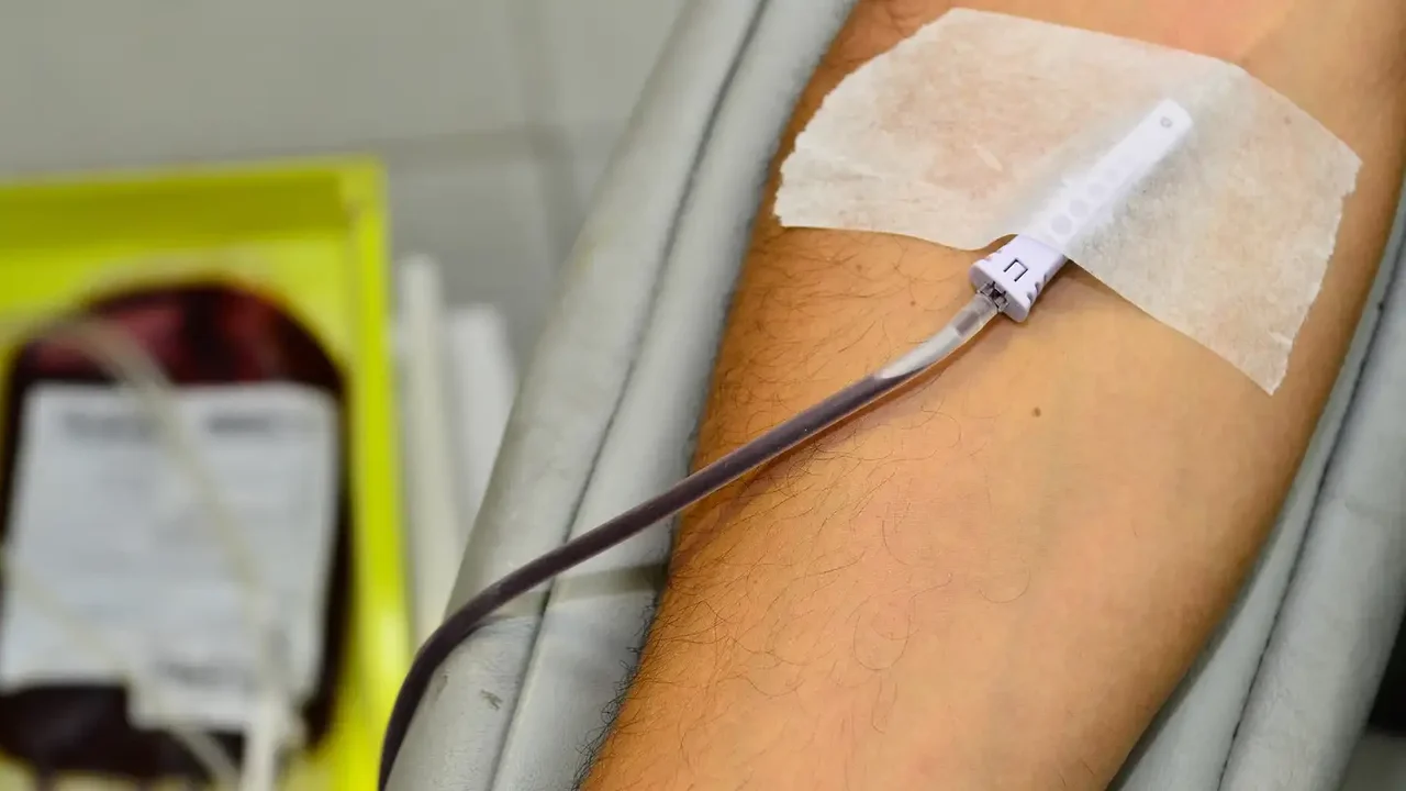 Aos 46 anos, homem com doença genética sobrevive graças a transfusões de sangue a cada 15 dias