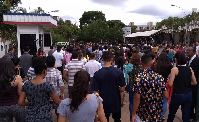 Estudantes devem ficar atentos ao horário de fechamento de portões