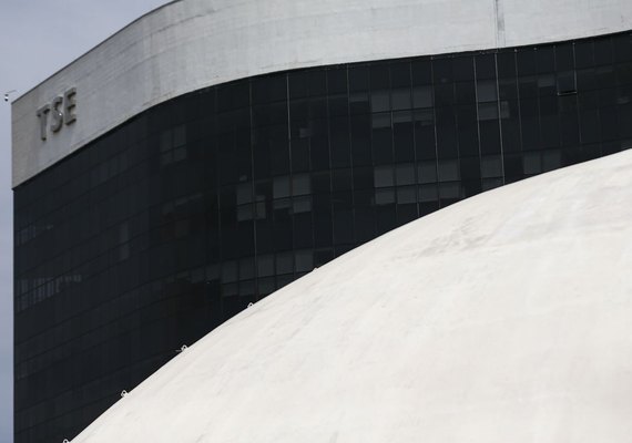 TSE manda apagar posts sobre suposto apoio de Bolsonaro a Jefferson