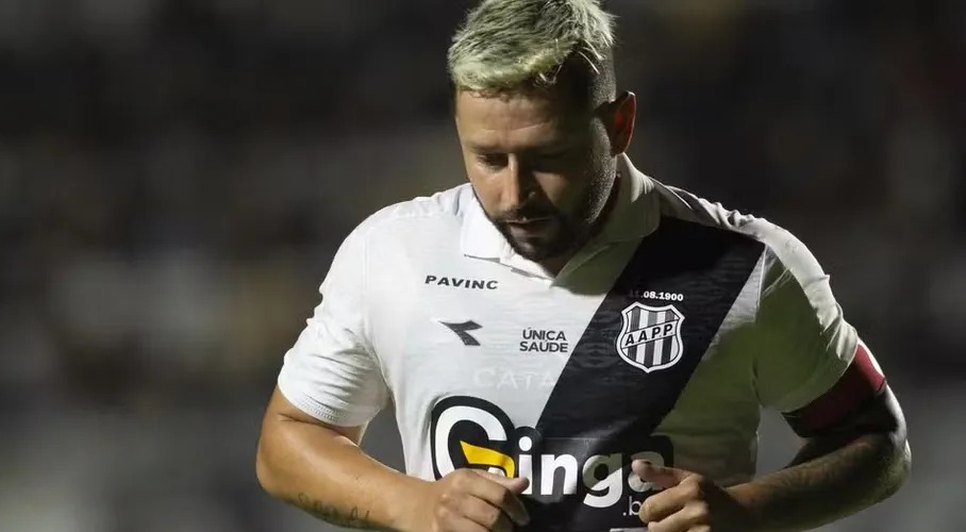 Elvis entrou com ação pedindo a rescisão contratual com a Ponte - Foto: Anderson Romão/AGIF