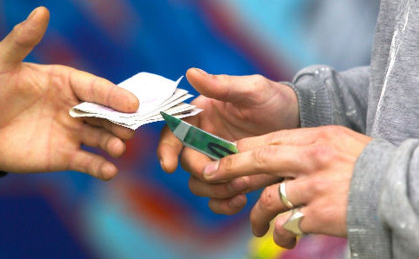 Dupla é presa com drogas após tentar fugir da polícia em Lagoa da Canoa