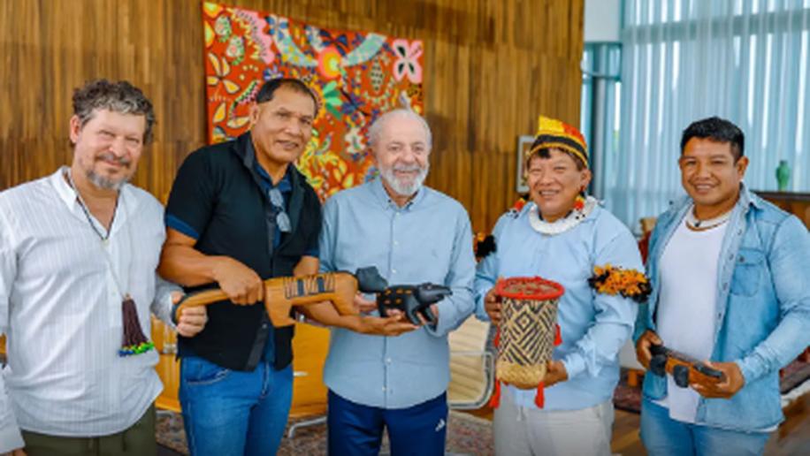 Lula recebe indígenas do Xingu e promete visita ao território