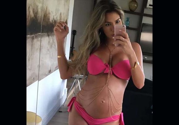 Grávida, Adriana Sant’Anna brinca com tamanho de sua barriga