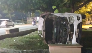 Motorista fica ferido após caminhoneta capotar em Aracaju / Foto: Foto: CPTran/SE