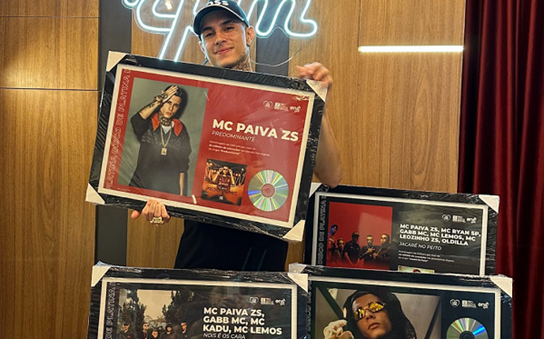 Com singles em alta, MC Paiva ZS recebe certificados
