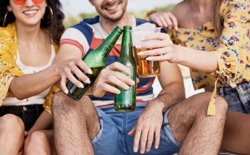 Dicas da nutricionista para escolher a cerveja ideal sem chutar o balde no carnaval