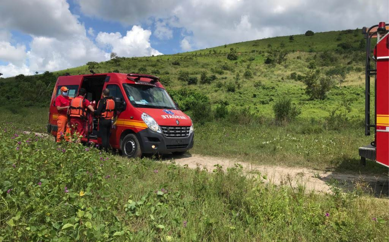 Bombeiros socorrem vítima de colisão entre carro e motocicleta em São José da Tapera
