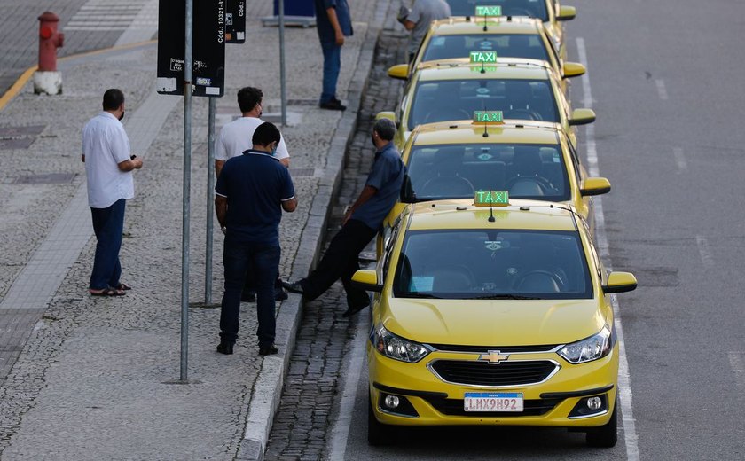 Governo pede a prefeituras cadastro de taxistas para pagar benefício