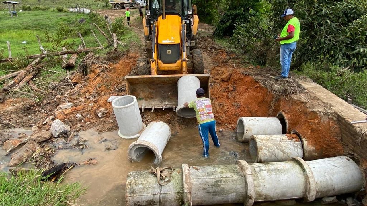 Prefeitura de Santana do Mundaú recupera ponte em acesso da zona rural