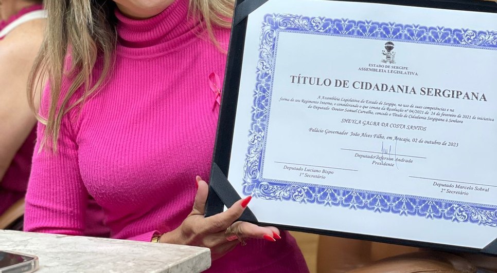 Sheyla Galba rcebe Título de Cidadã Sergipana na Assembleia Legislativa de Sergipe / Foto: Foto: Ascom/ Divulgação