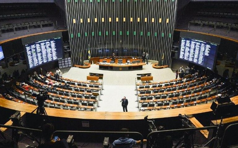 Câmara aprova adicional por qualificação para servidores do Judiciário; proposta segue para o Senado