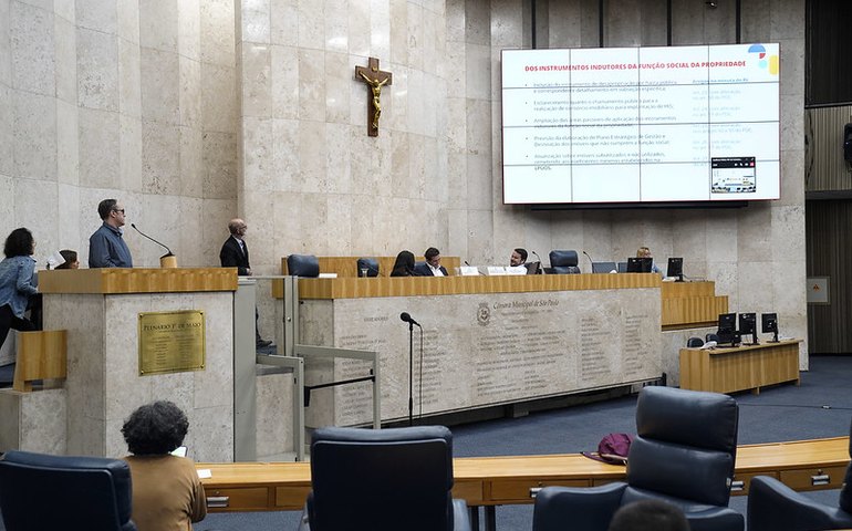 Câmara de SP dá aval à cassação de Camilo Cristófaro por fala racista