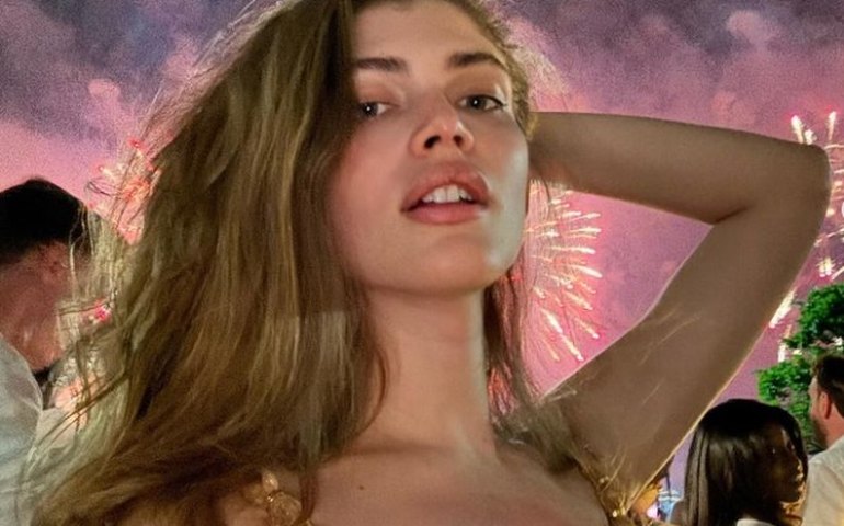 Conheça a brasileira Valentina Sampaio, primeira modelo trans a desfilar para a Victoria's Secret
