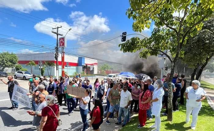 Profissionais do Hospital Veredas em protesto com bloqueio da Fernandes Lima