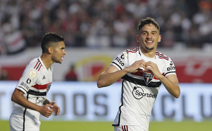 São Paulo faz 2 a 0 no Internacional e sobe para o G4 do Brasileirão