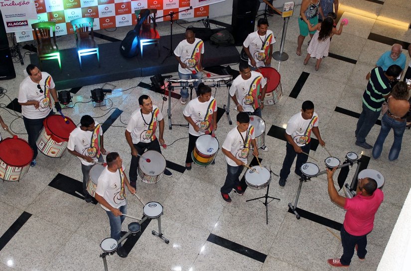 Banda de Percussão da Pestalozzi de Maceió abre o Bloco Prazer de Viver no Jaraguá Folia