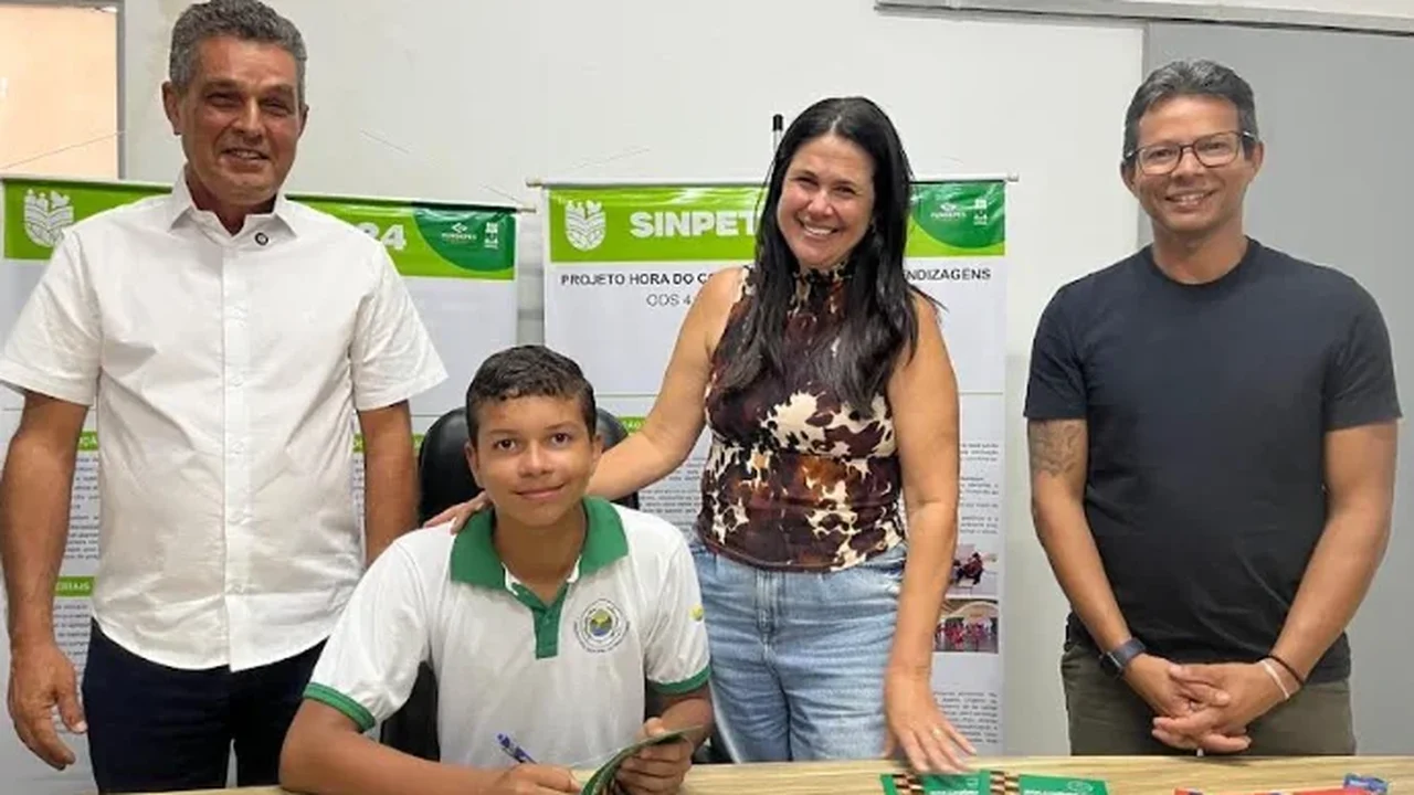 SINPETE: prefeito de Branquinha parabeniza estudantes autores que lançaram livros na Bienal