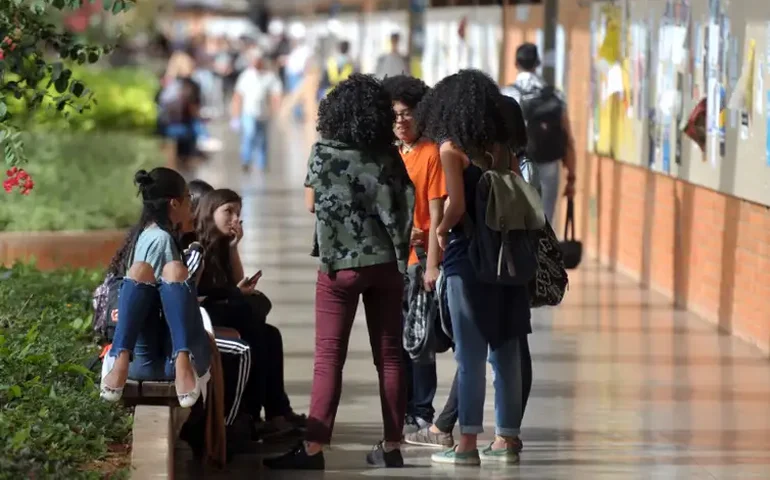 Estudantes negros ganham bolsas para estudar ciências e exatas no exterior