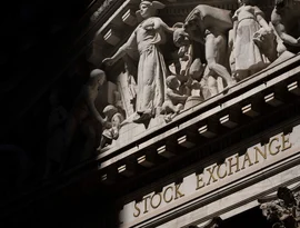 Ações de empresas de inteligência artificial lideram a recuperação em Wall Street, enquanto os mercados europeus caem após protestos.