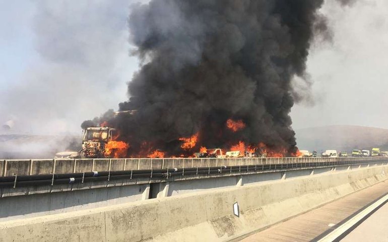 Acidente com 36 veículos em rodovia de SP mata 2 e fere 20