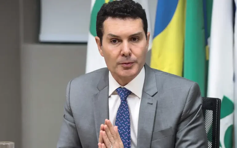 Ministro de Lula critica Zema durante visita à tragédia em MG: 'Executou só 4%' para prevenção de chuvas