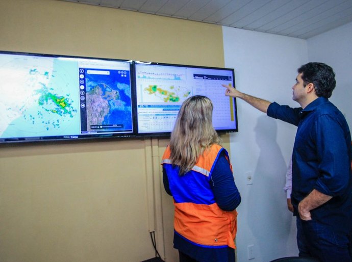 Prefeito Rui Palmeira acompanha monitoramento das chuvas na capital