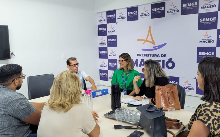 Secretaria de Gestão recebe associação representante de professores aposentados para discutir biênios