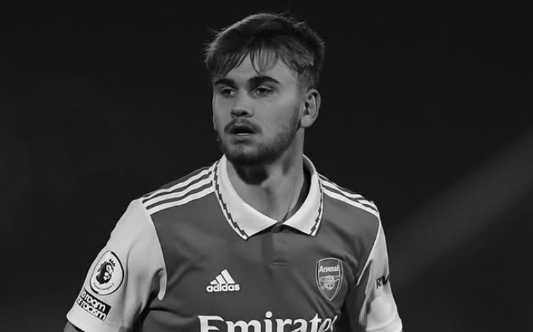 Morre ex-atacante do Arsenal de 21 anos após sofrer grave lesão cerebral em choque durante jogo