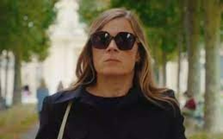 Com humor e leveza, 'Todo Mundo Ama Jeanne' reflete sobre luto, solidão e liberdade