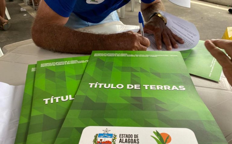 Iteral entrega títulos de terra a agricultores familiares de Delmiro Gouveia