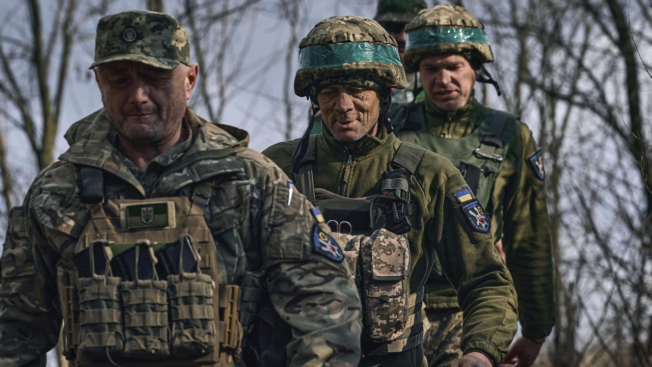 Coronel americano comenta rendição de militares ucranianos aos russos