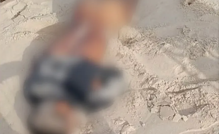 Vítima foi encontrada de bruços, com cortes nas costas e vestindo apenas uma camiseta rasgada