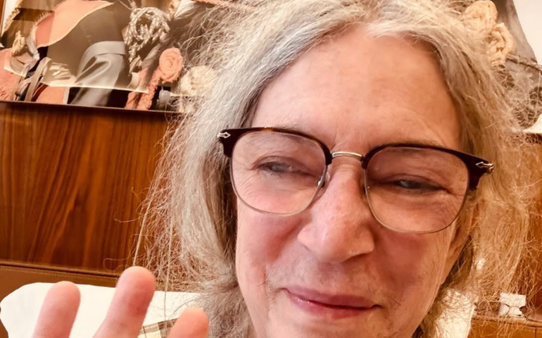Patti Smith atualiza estado de saúde após desmaio em show; apresentação de hoje está mantida
