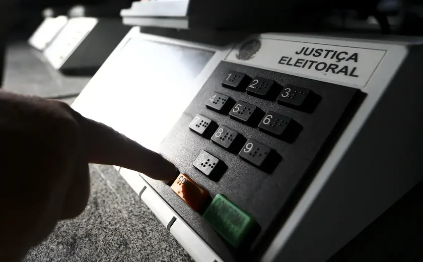 Cármen Lúcia pede que eleitor regularize título até 19 de maio