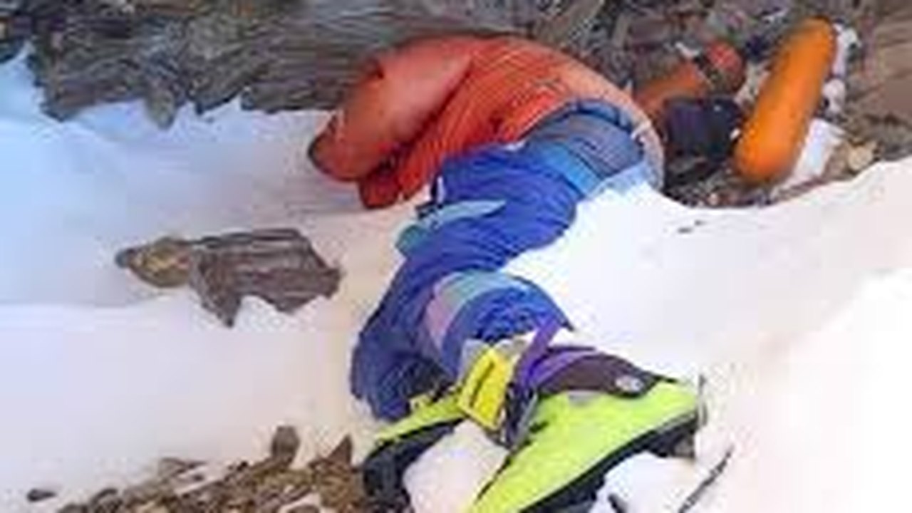 Alpinista indiano morre após ser resgatado no Everest, o oitavo nesta temporada