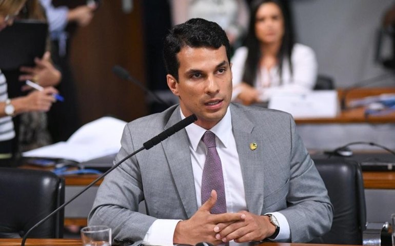 Modelo registra boletim de ocorrência por estupro contra senador Irajá Silvestre