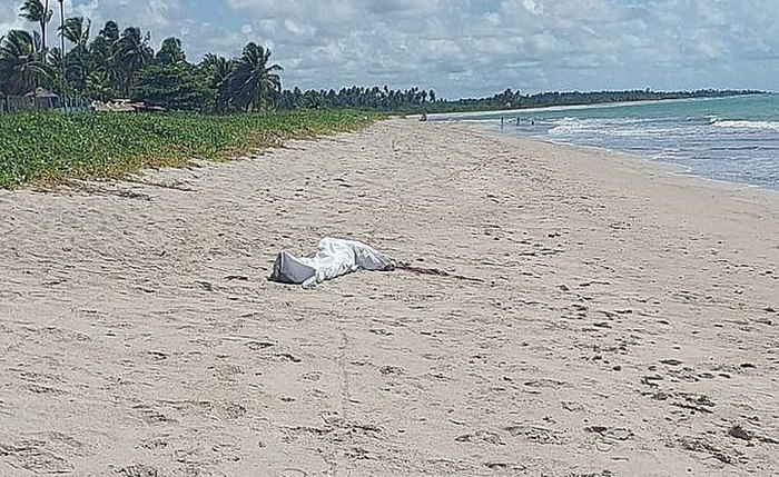 Corpo do pescador Luís das Lagostas foi retirado do mar por populares Corpo do pescador Luís das Lagostas foi retirado do mar por populares